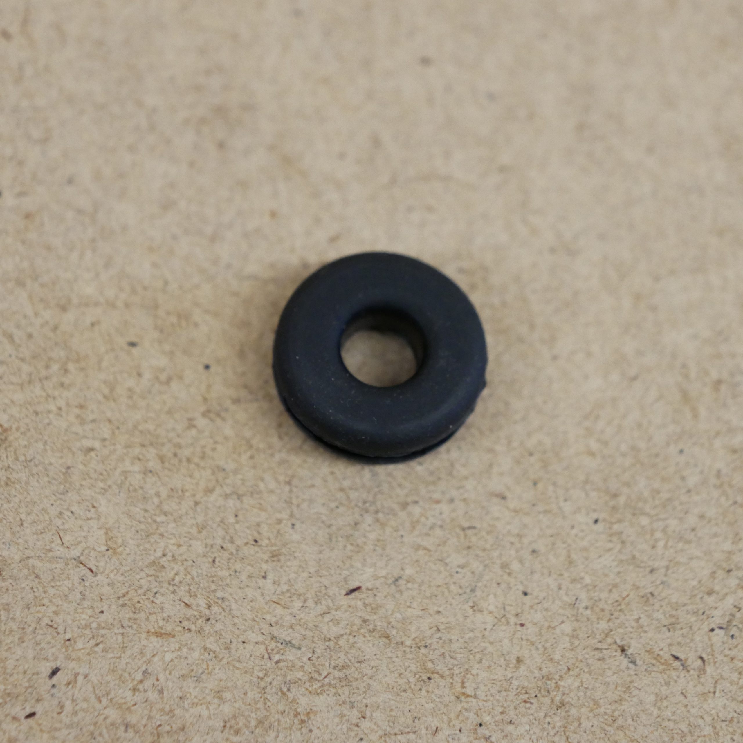 Toyota LandCruiser Gummi Kabeldurchführung Loch Original Ersatzteil Toyota LandCruiser Gummi Kabeldurchführung Loch Original Ersatzteil